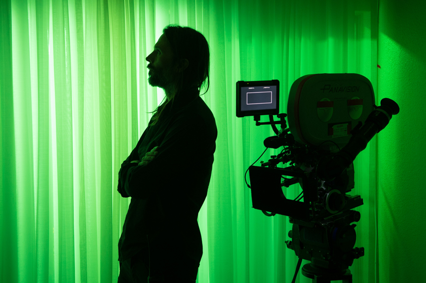 Linus Sandgren, FSF looking at the lighting on the set of La La Land